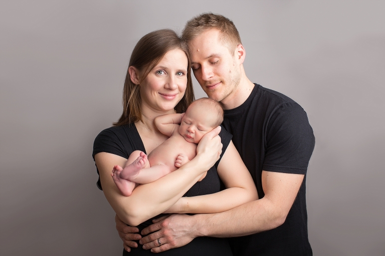 Parents and newborn photograph